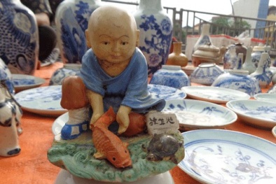 Cận cảnh những bức tượng có một không hai bán bên bờ sông Tô Lịch